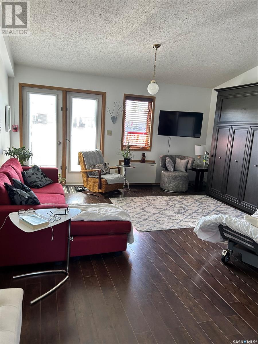 15 1250 Aaro Avenue, Elbow, SK - Indoor Photo Showing Living Room