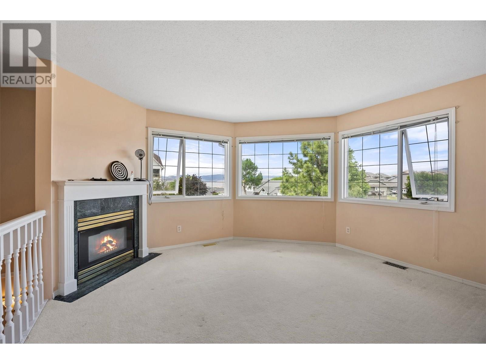 587 Monarch Drive, Kamloops, BC - Indoor Photo Showing Living Room With Fireplace