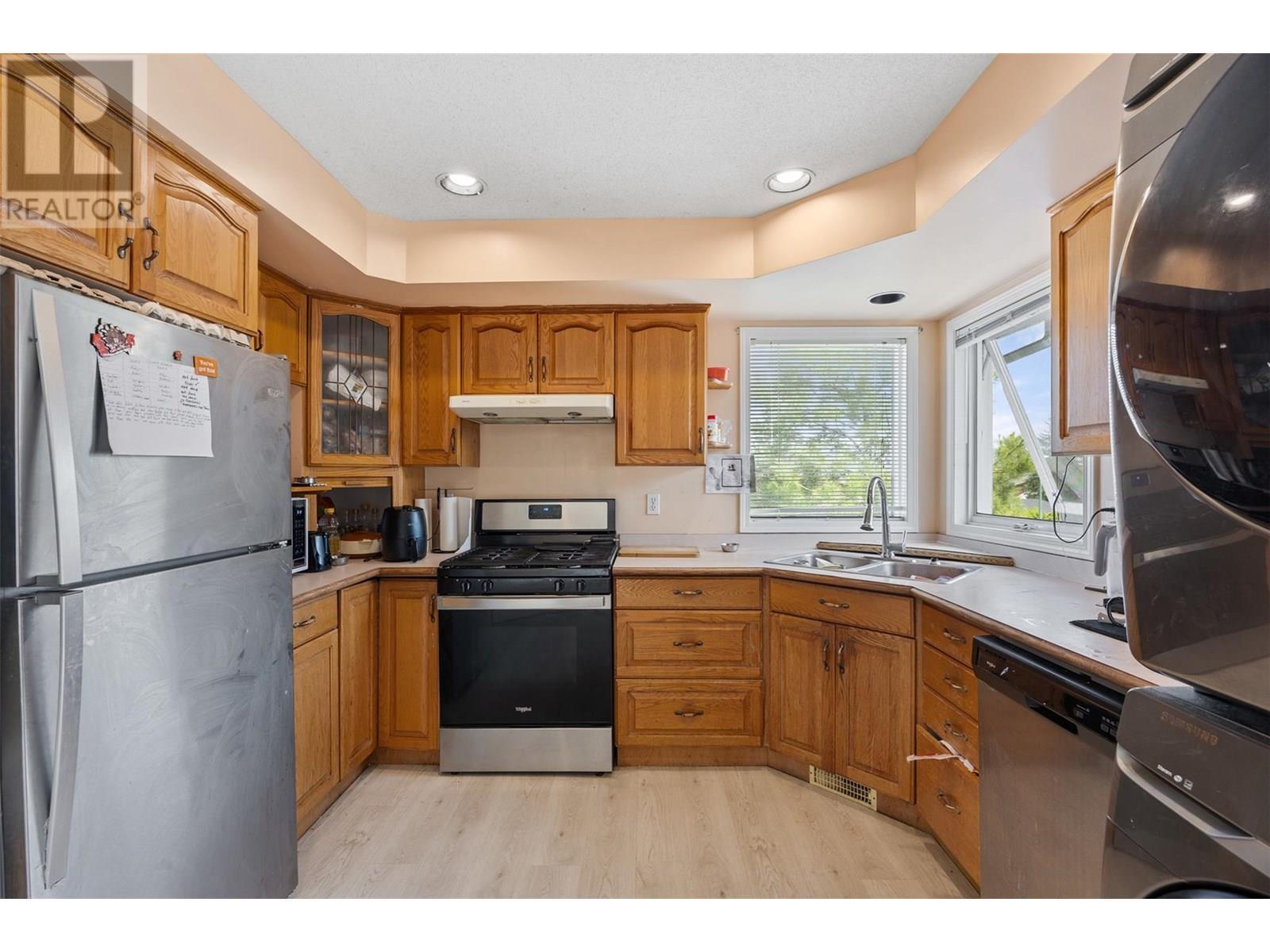 587 Monarch Drive, Kamloops, BC - Indoor Photo Showing Kitchen With Double Sink