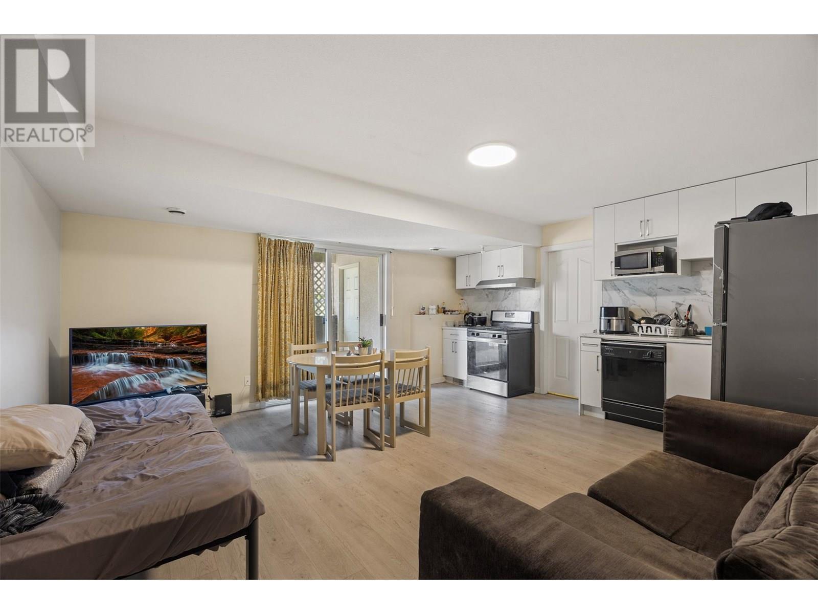 587 Monarch Drive, Kamloops, BC - Indoor Photo Showing Living Room