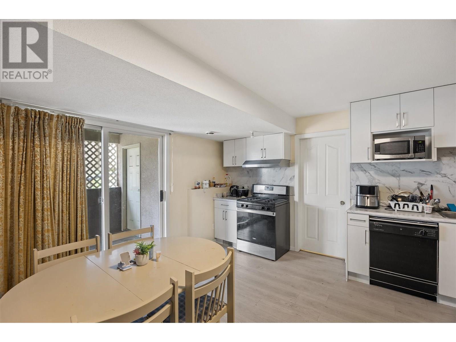 587 Monarch Drive, Kamloops, BC - Indoor Photo Showing Kitchen