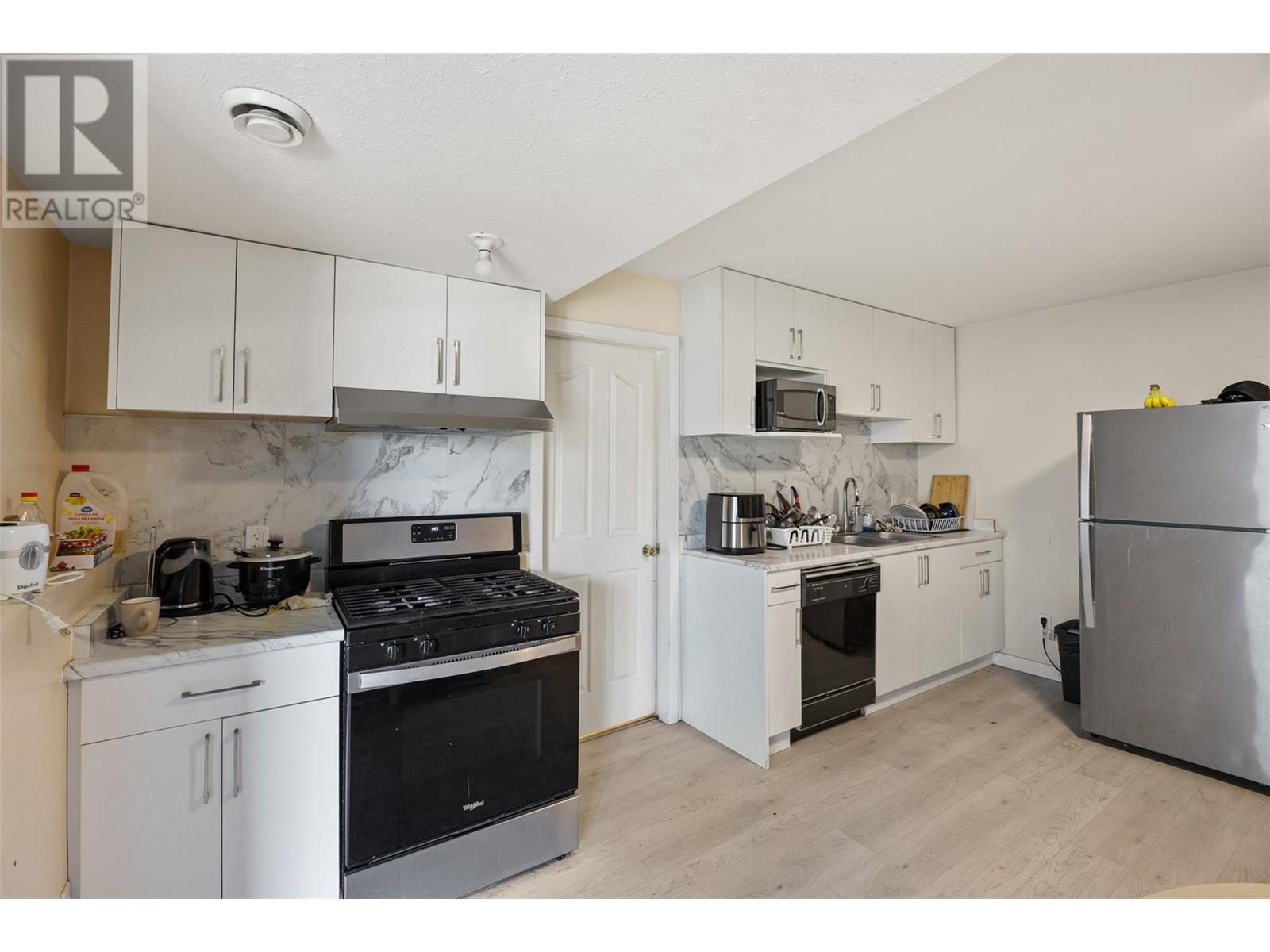 587 Monarch Drive, Kamloops, BC - Indoor Photo Showing Kitchen