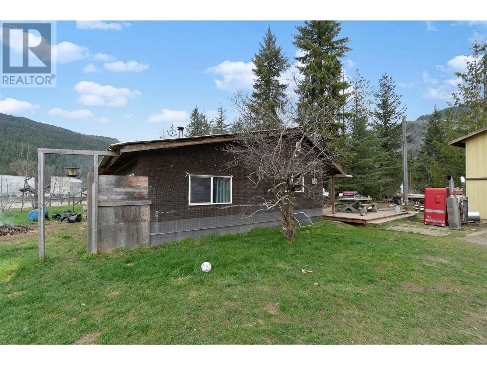 3354 Oxbow Frontage Road, Malakwa, BC - Outdoor