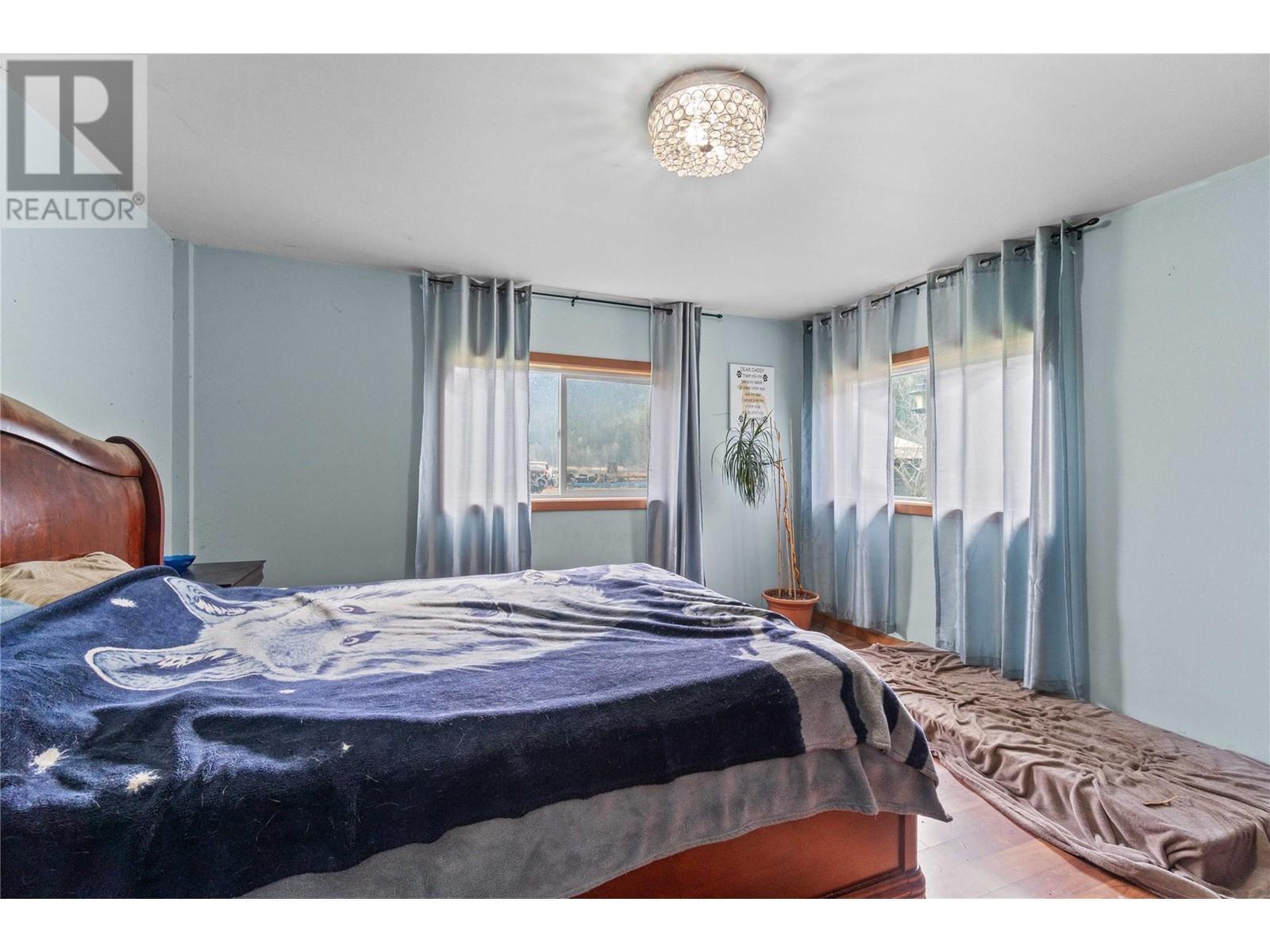 3354 Oxbow Frontage Road, Malakwa, BC - Indoor Photo Showing Bedroom