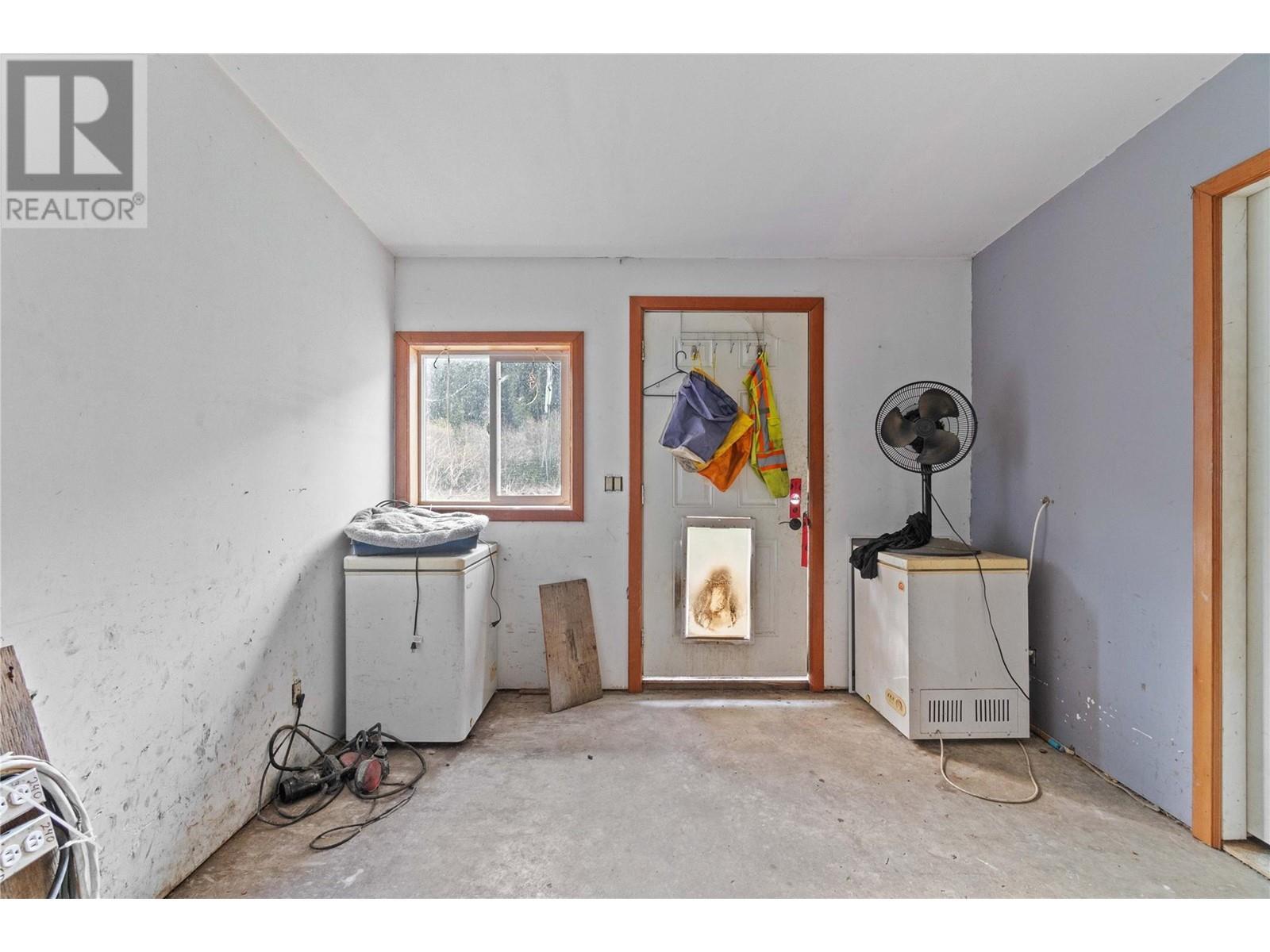 3354 Oxbow Frontage Road, Malakwa, BC - Indoor Photo Showing Other Room