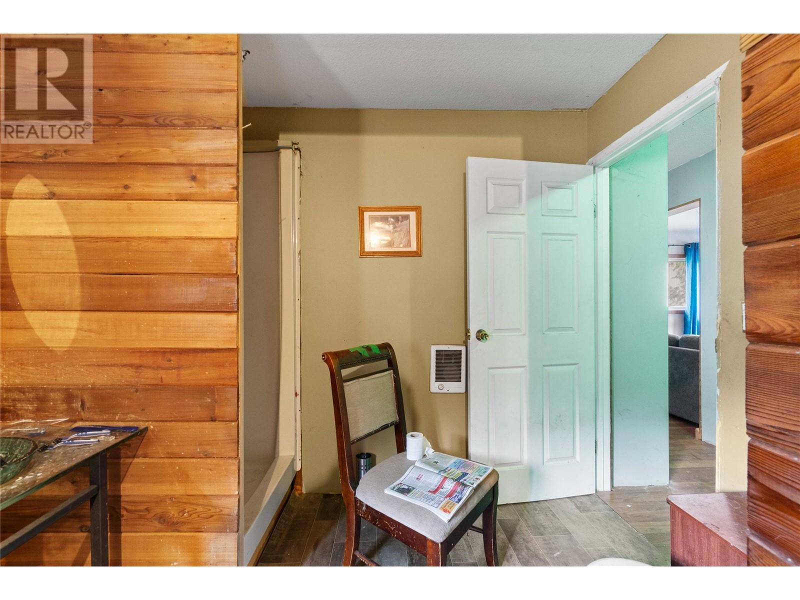 3354 Oxbow Frontage Road, Malakwa, BC - Indoor Photo Showing Other Room