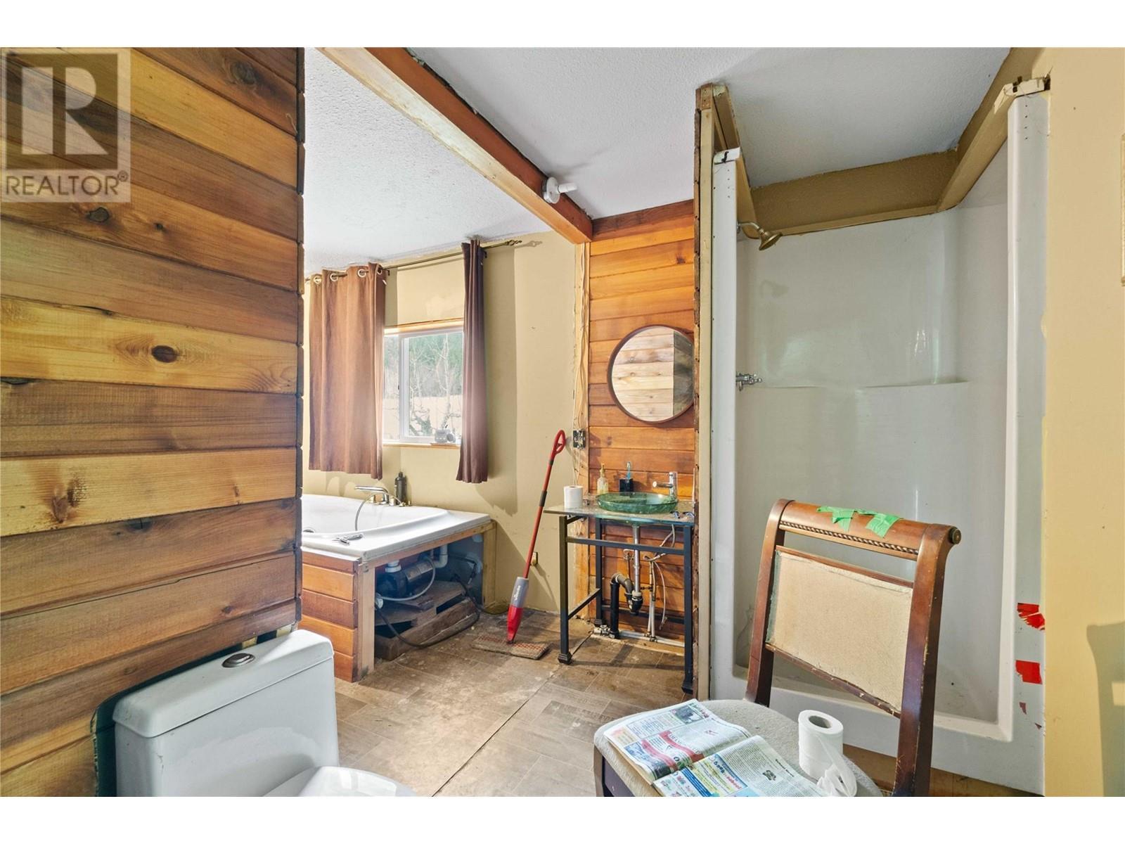 3354 Oxbow Frontage Road, Malakwa, BC - Indoor