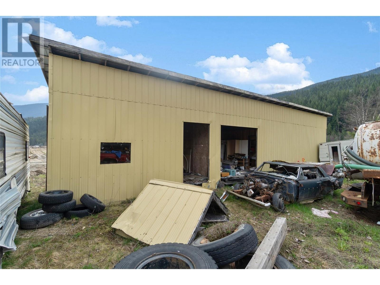 3354 Oxbow Frontage Road, Malakwa, BC - Outdoor With Exterior