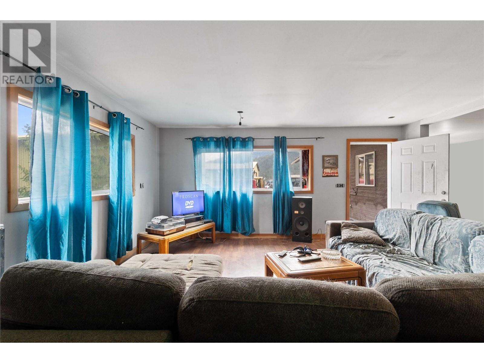 3354 Oxbow Frontage Road, Malakwa, BC - Indoor Photo Showing Living Room