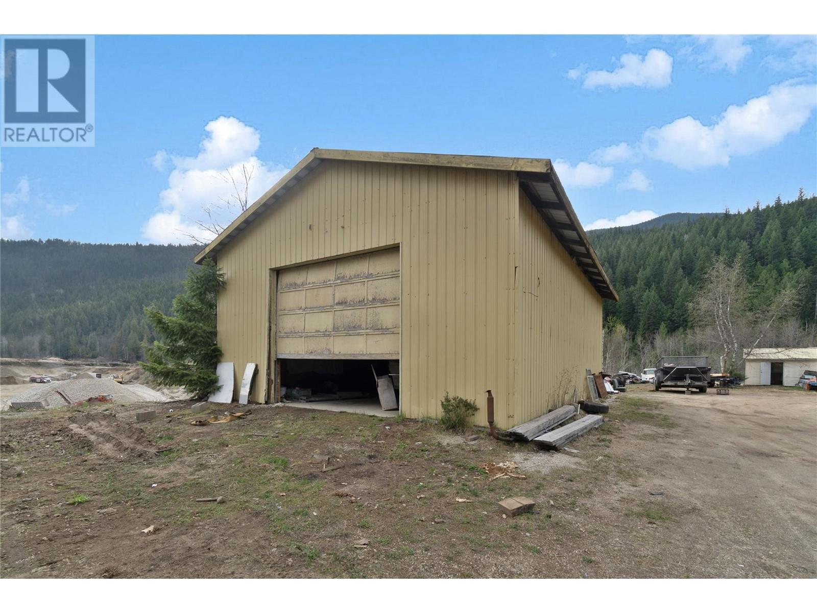 3354 Oxbow Frontage Road, Malakwa, BC - Outdoor