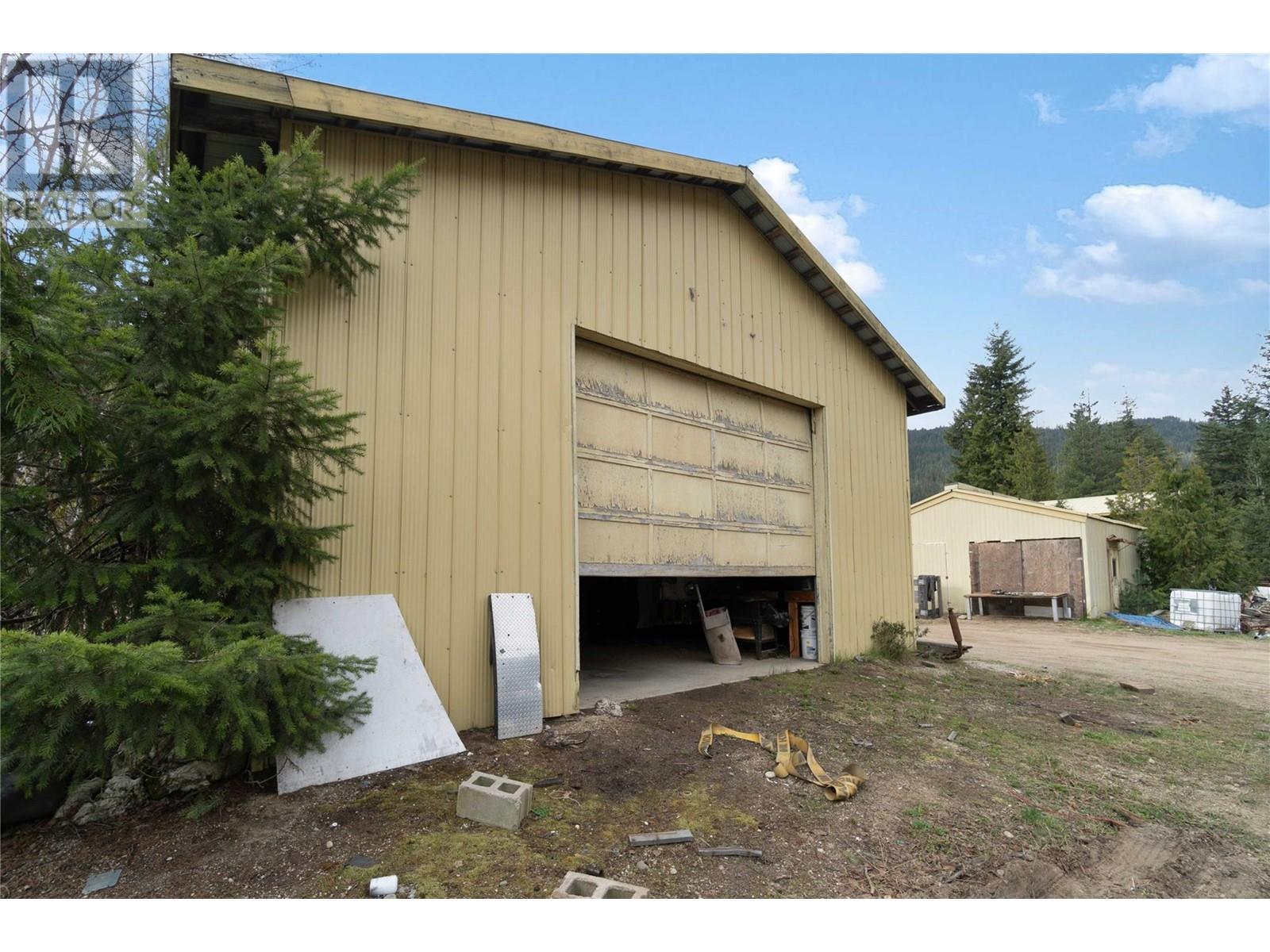 3354 Oxbow Frontage Road, Malakwa, BC - Outdoor