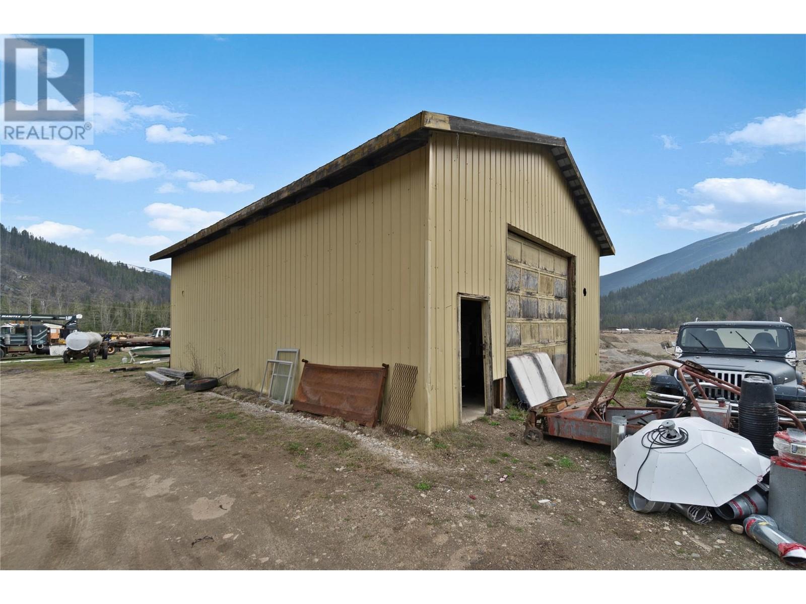 3354 Oxbow Frontage Road, Malakwa, BC - Outdoor