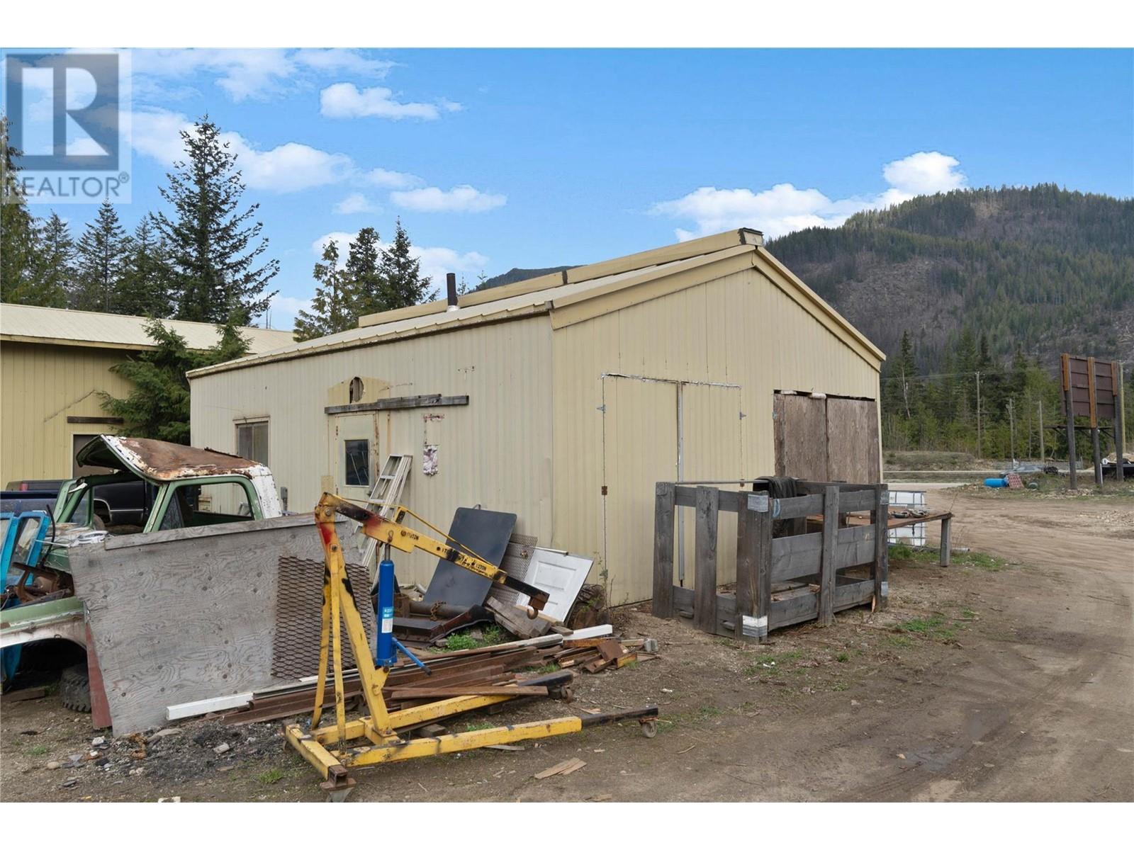 3354 Oxbow Frontage Road, Malakwa, BC - Outdoor