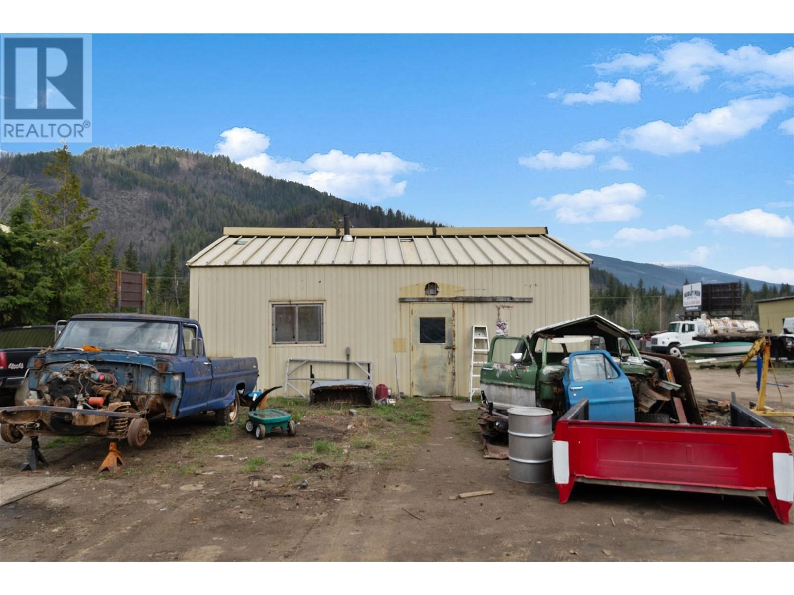 3354 Oxbow Frontage Road, Malakwa, BC - Outdoor