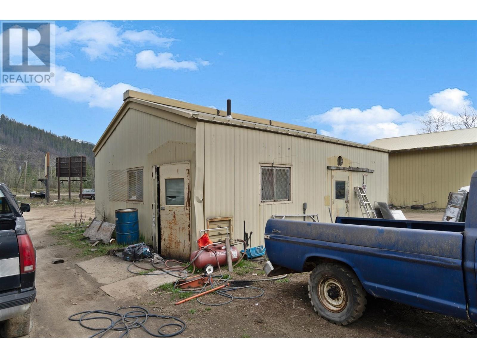 3354 Oxbow Frontage Road, Malakwa, BC - Outdoor