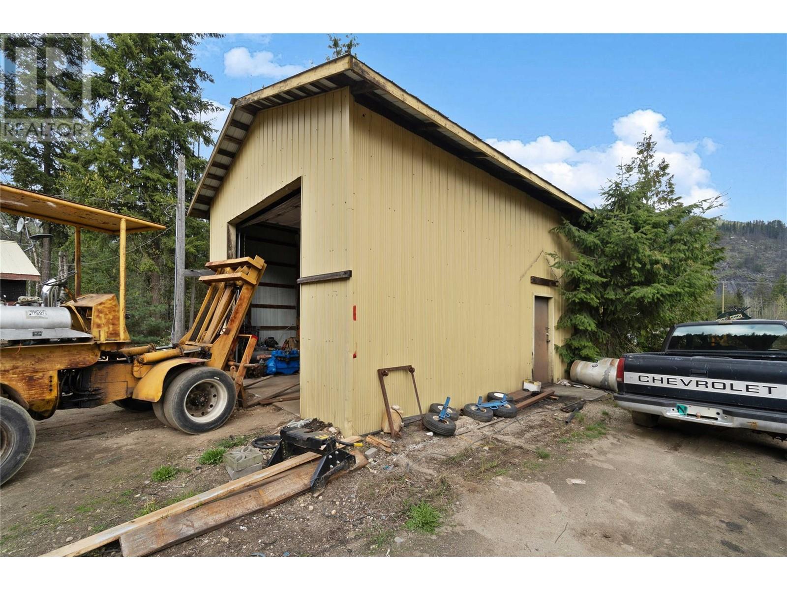 3354 Oxbow Frontage Road, Malakwa, BC - Outdoor