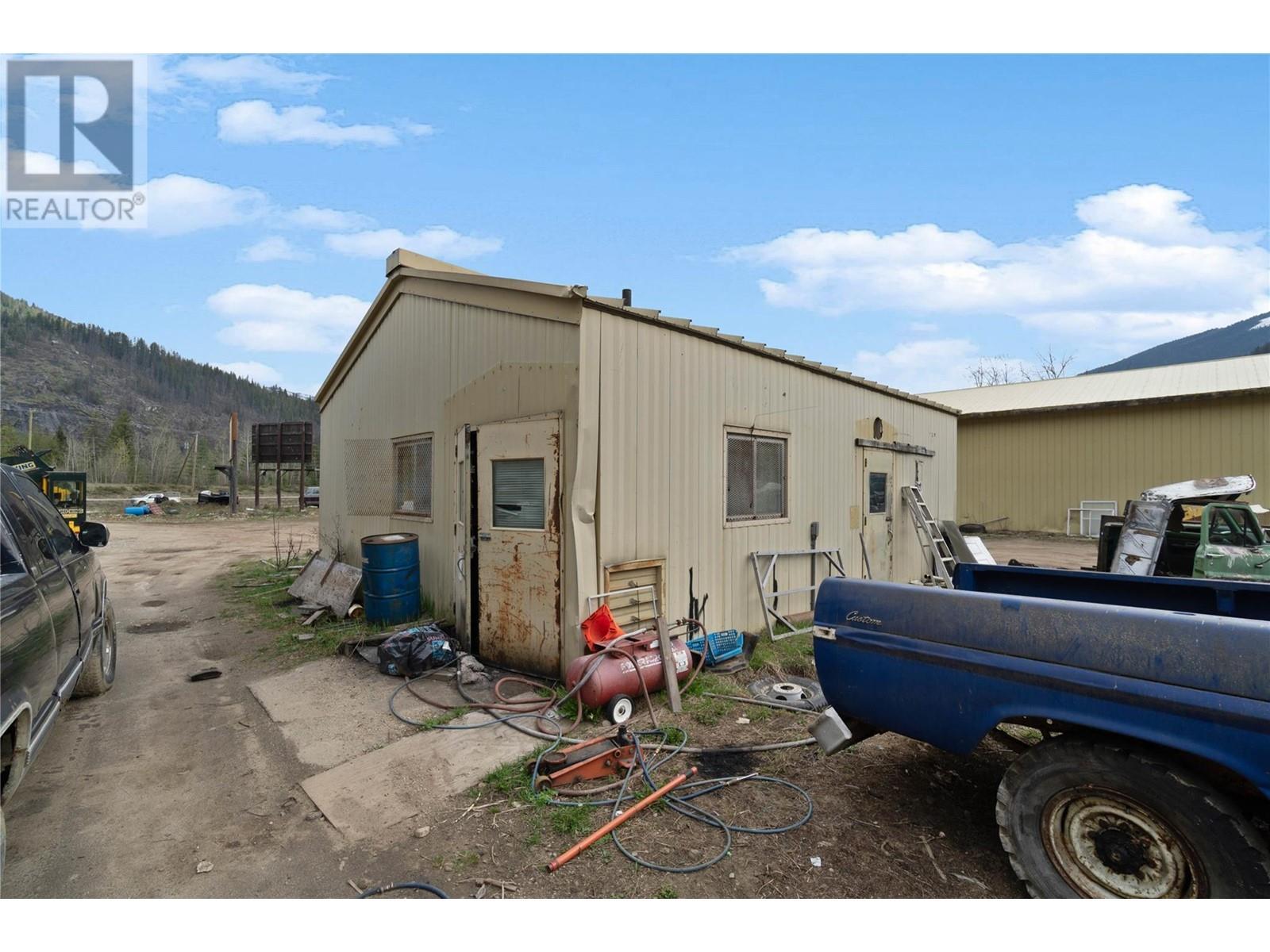 3354 Oxbow Frontage Road, Malakwa, BC - Outdoor