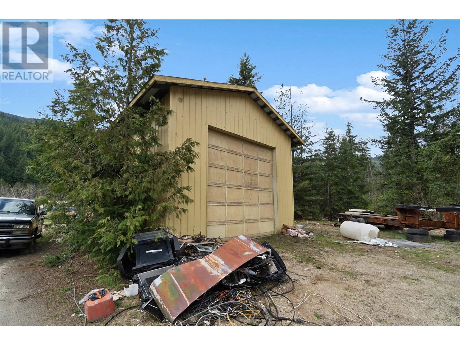 3354 Oxbow Frontage Road, Malakwa, BC - Outdoor