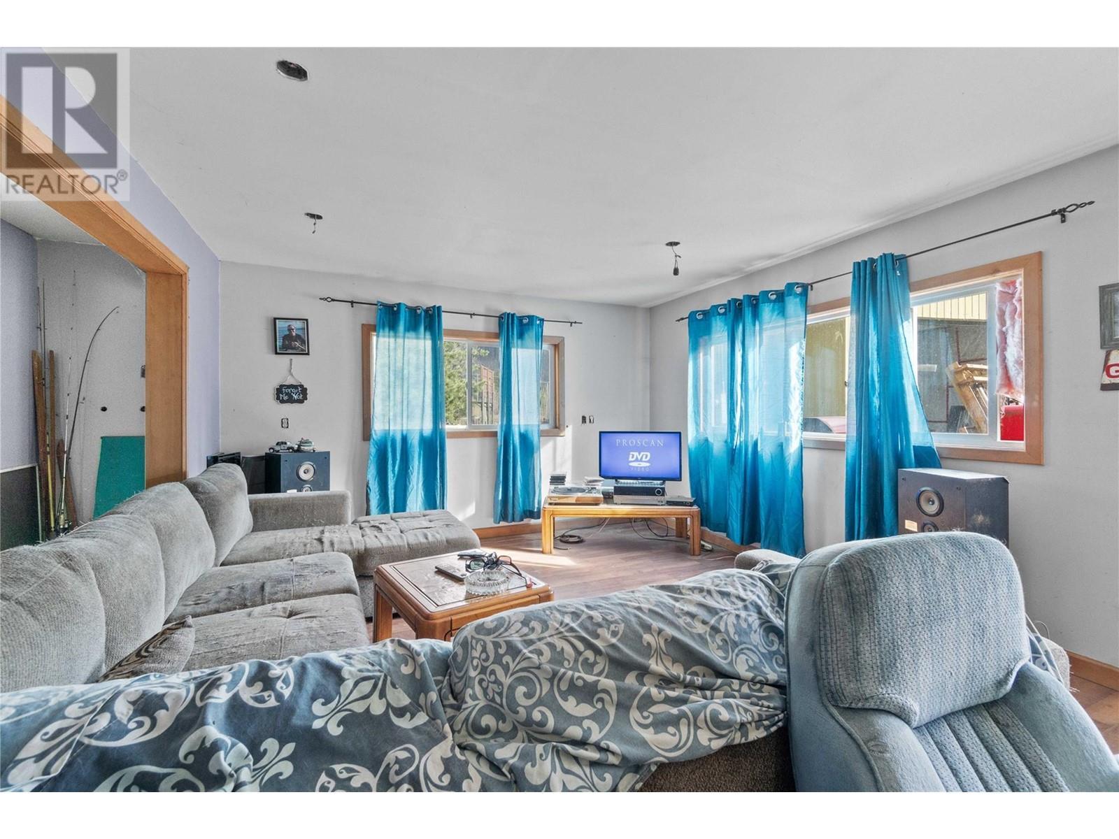 3354 Oxbow Frontage Road, Malakwa, BC - Indoor Photo Showing Living Room