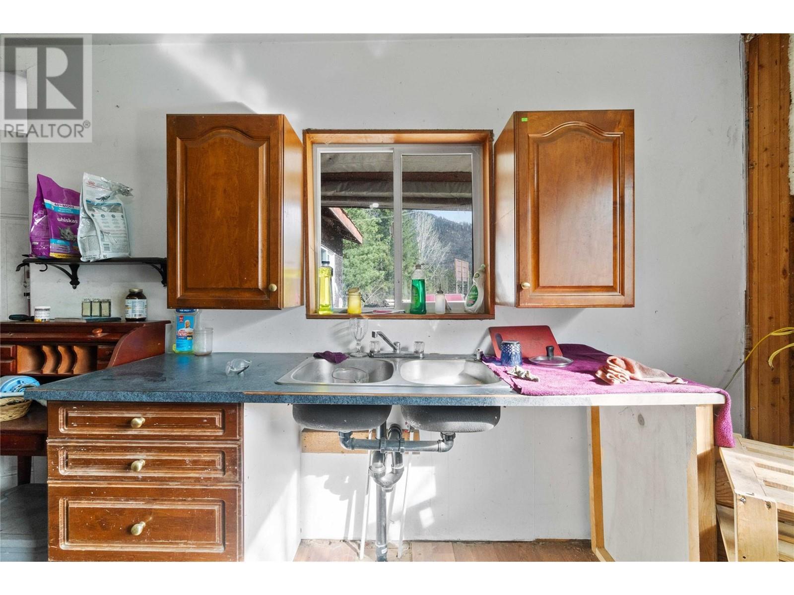 3354 Oxbow Frontage Road, Malakwa, BC - Indoor Photo Showing Kitchen With Double Sink