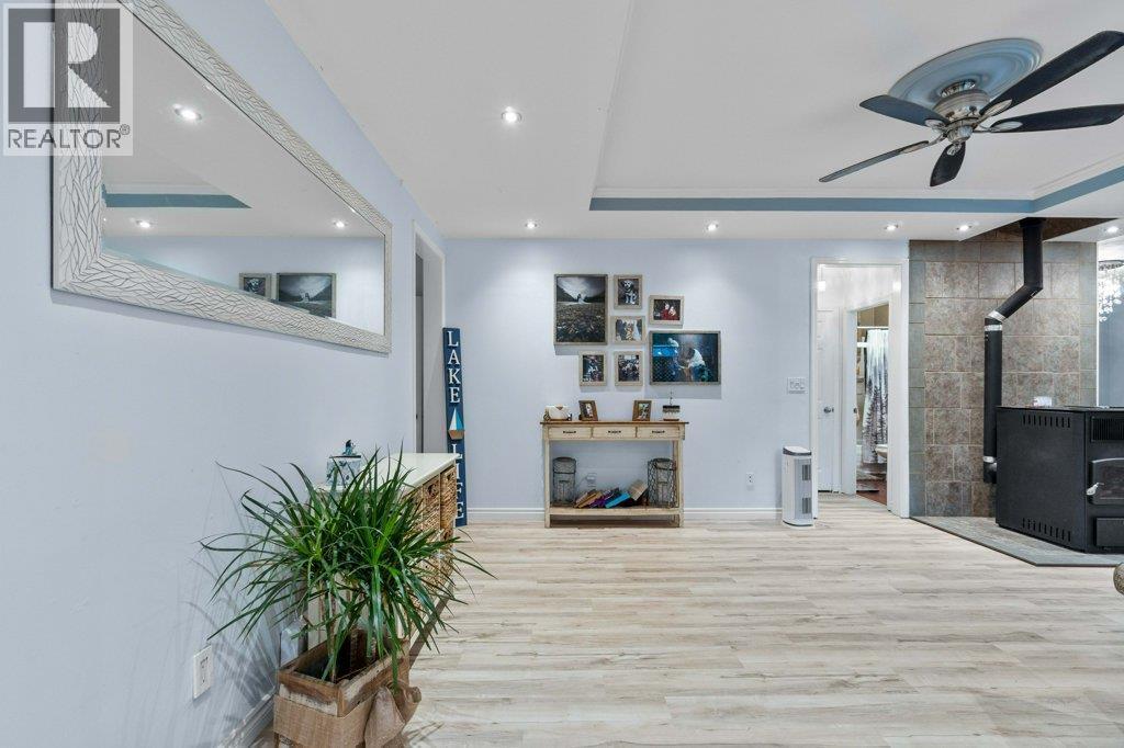 9048 Hummingbird Drive, Swansea Point, BC - Indoor Photo Showing Other Room