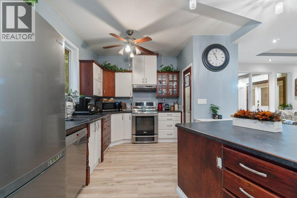 9048 Hummingbird Drive, Swansea Point, BC - Indoor Photo Showing Kitchen