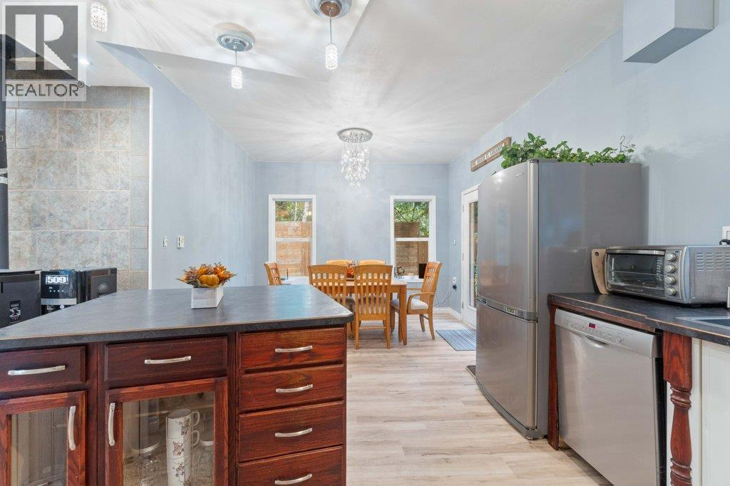 9048 Hummingbird Drive, Swansea Point, BC - Indoor Photo Showing Kitchen
