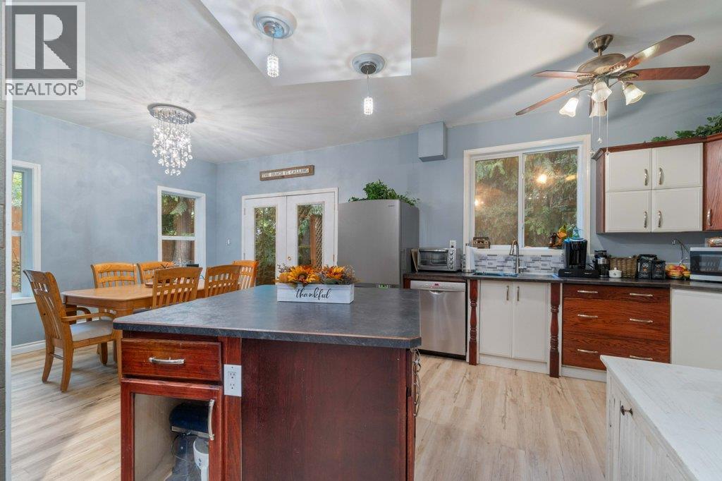 9048 Hummingbird Drive, Swansea Point, BC - Indoor Photo Showing Other Room