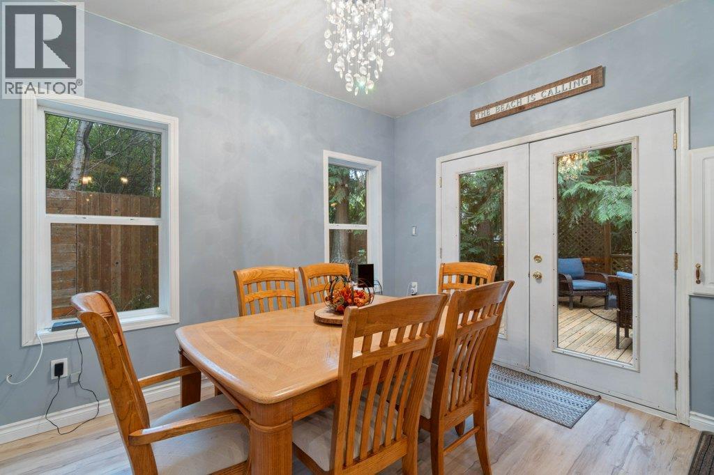 9048 Hummingbird Drive, Swansea Point, BC - Indoor Photo Showing Dining Room
