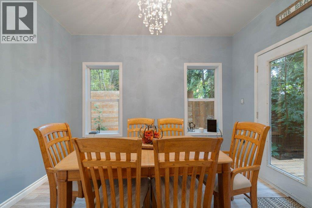9048 Hummingbird Drive, Swansea Point, BC - Indoor Photo Showing Dining Room
