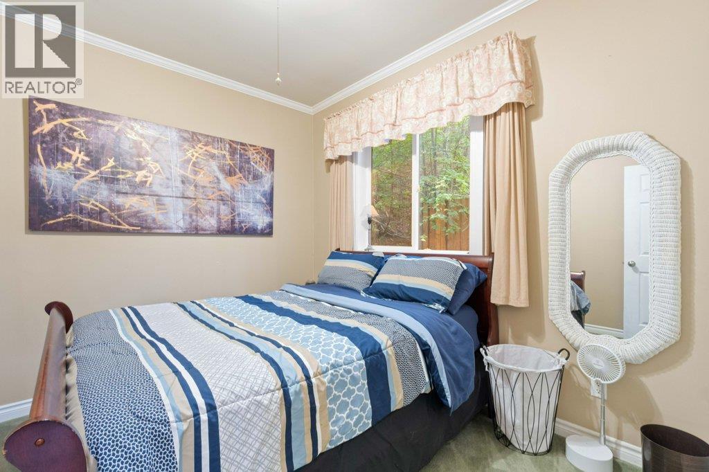 9048 Hummingbird Drive, Swansea Point, BC - Indoor Photo Showing Bedroom