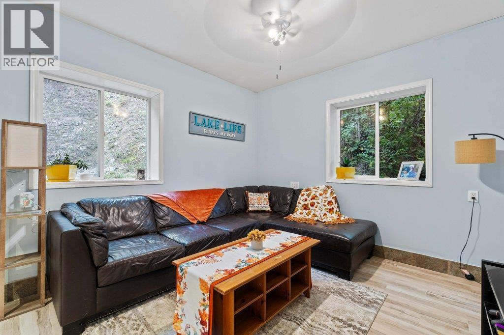 9048 Hummingbird Drive, Swansea Point, BC - Indoor Photo Showing Living Room