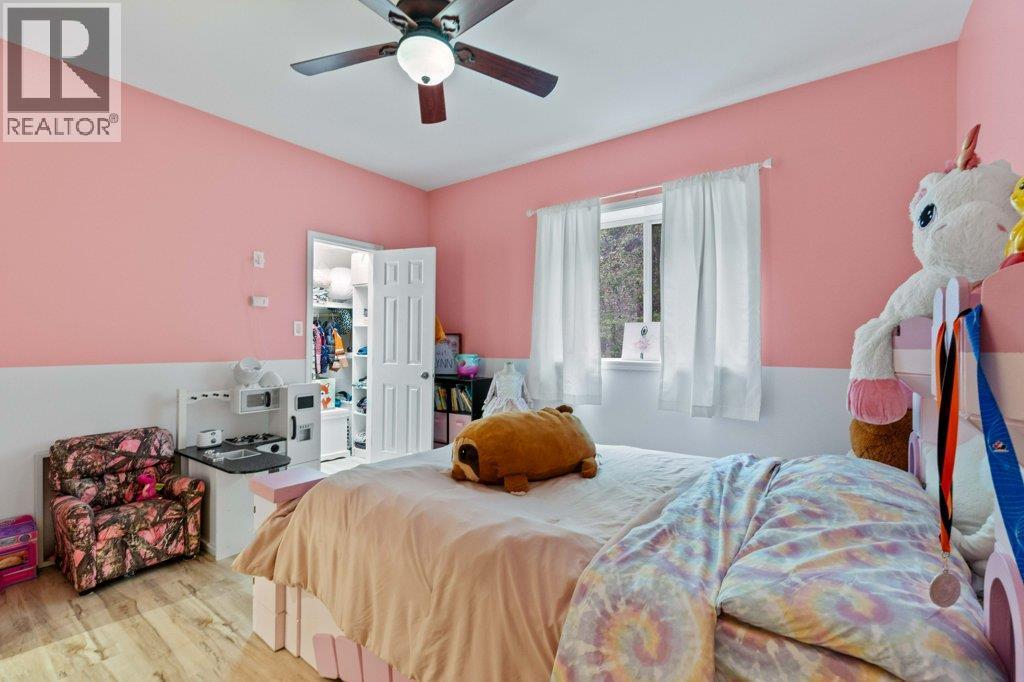 9048 Hummingbird Drive, Swansea Point, BC - Indoor Photo Showing Bedroom