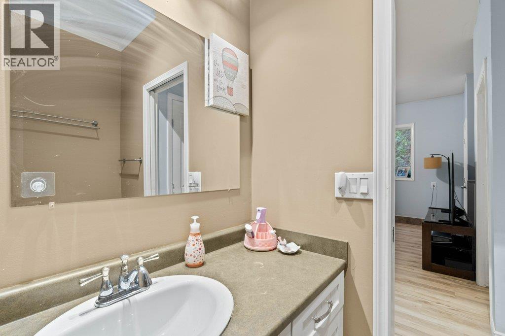 9048 Hummingbird Drive, Swansea Point, BC - Indoor Photo Showing Bathroom