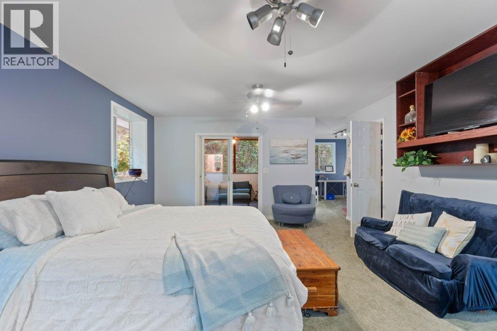 9048 Hummingbird Drive, Swansea Point, BC - Indoor Photo Showing Bedroom