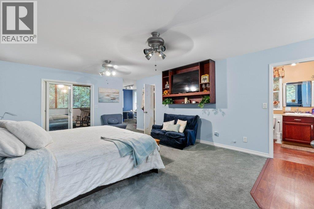 9048 Hummingbird Drive, Swansea Point, BC - Indoor Photo Showing Bedroom