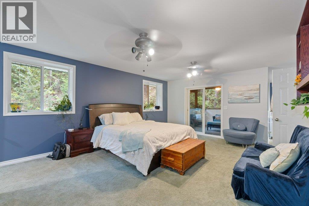 9048 Hummingbird Drive, Swansea Point, BC - Indoor Photo Showing Bedroom