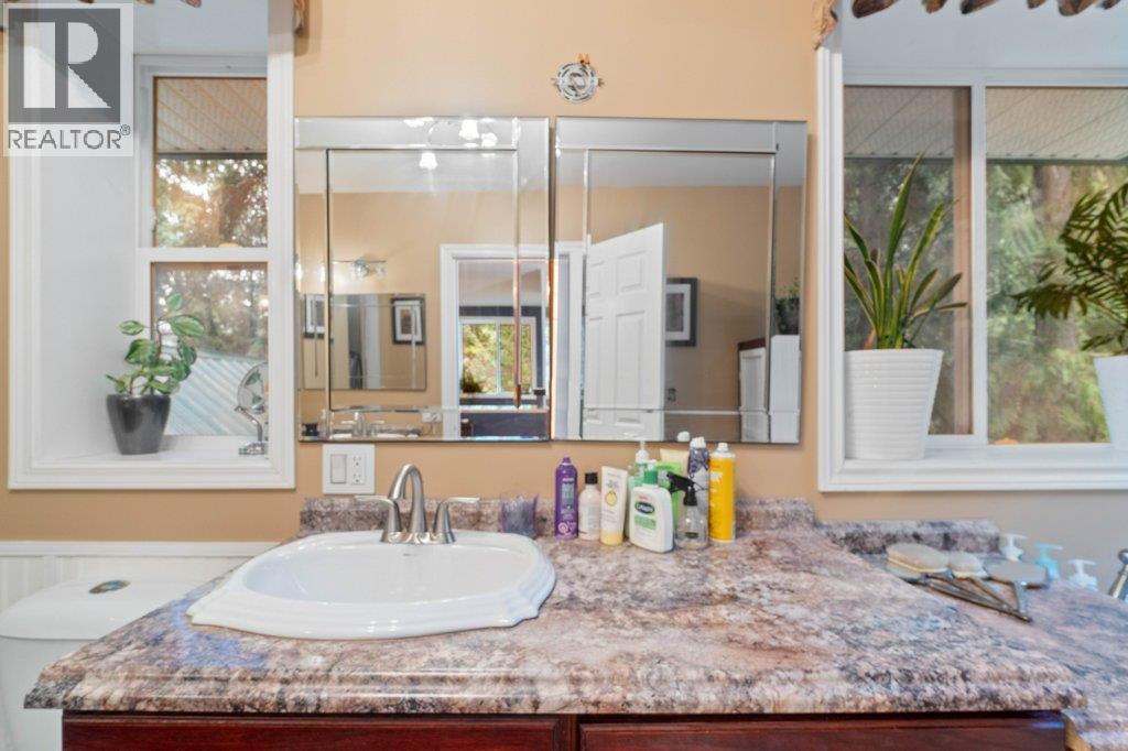 9048 Hummingbird Drive, Swansea Point, BC - Indoor Photo Showing Bathroom