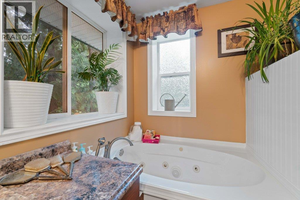 9048 Hummingbird Drive, Swansea Point, BC - Indoor Photo Showing Bathroom