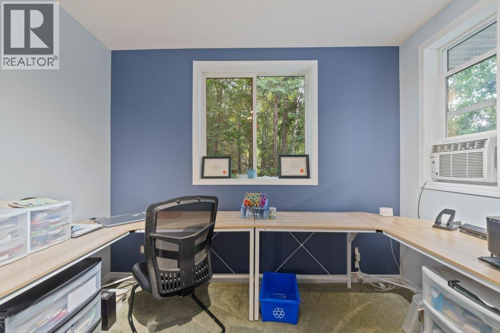9048 Hummingbird Drive, Swansea Point, BC - Indoor Photo Showing Office