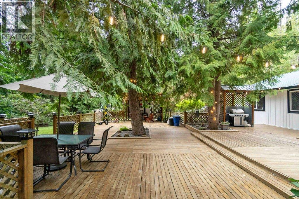 9048 Hummingbird Drive, Swansea Point, BC - Outdoor With Exterior