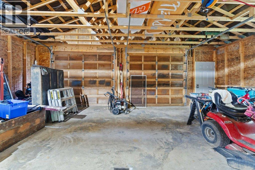 9048 Hummingbird Drive, Swansea Point, BC - Indoor Photo Showing Garage