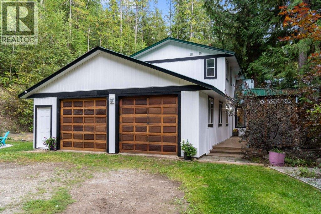 9048 Hummingbird Drive, Swansea Point, BC - Outdoor With Exterior