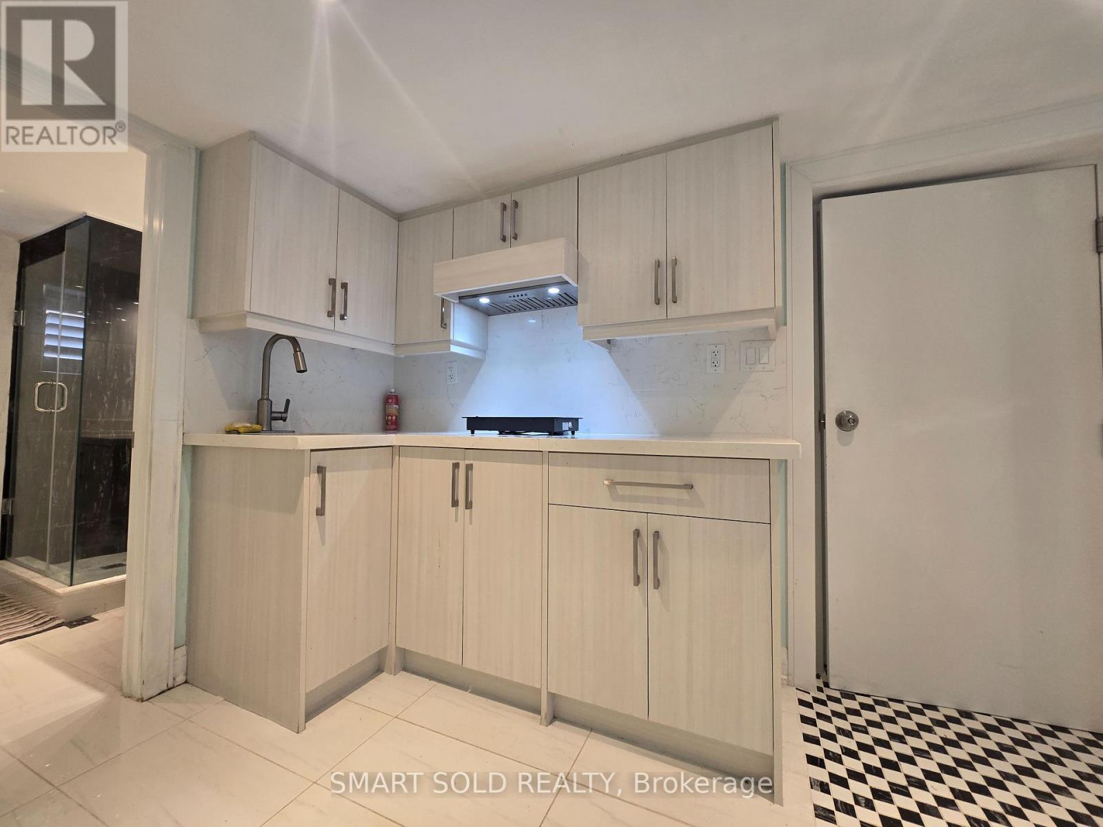 1078 Sawyer Avenue, Mississauga, ON - Indoor Photo Showing Kitchen