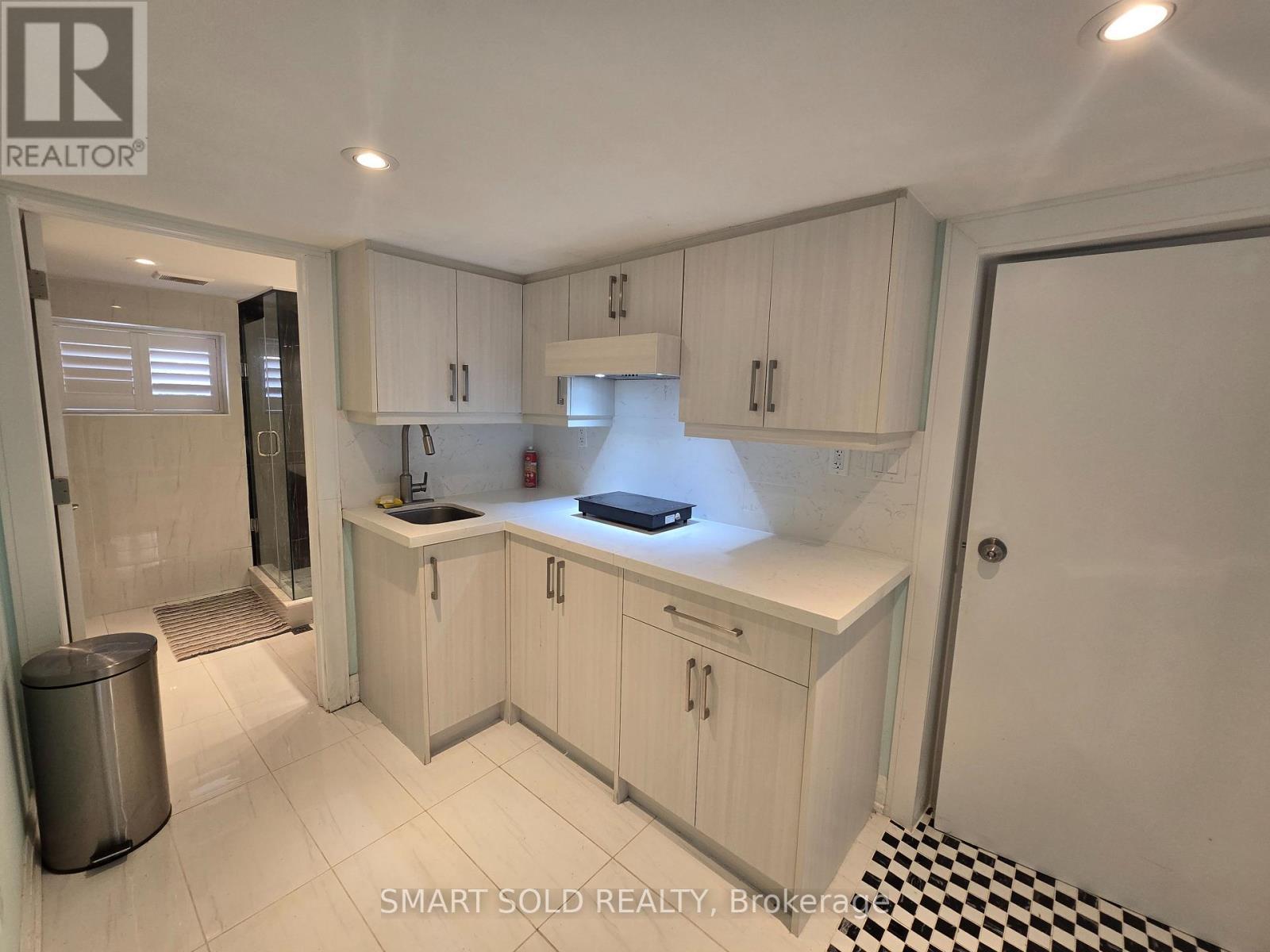 1078 Sawyer Avenue, Mississauga, ON - Indoor Photo Showing Kitchen