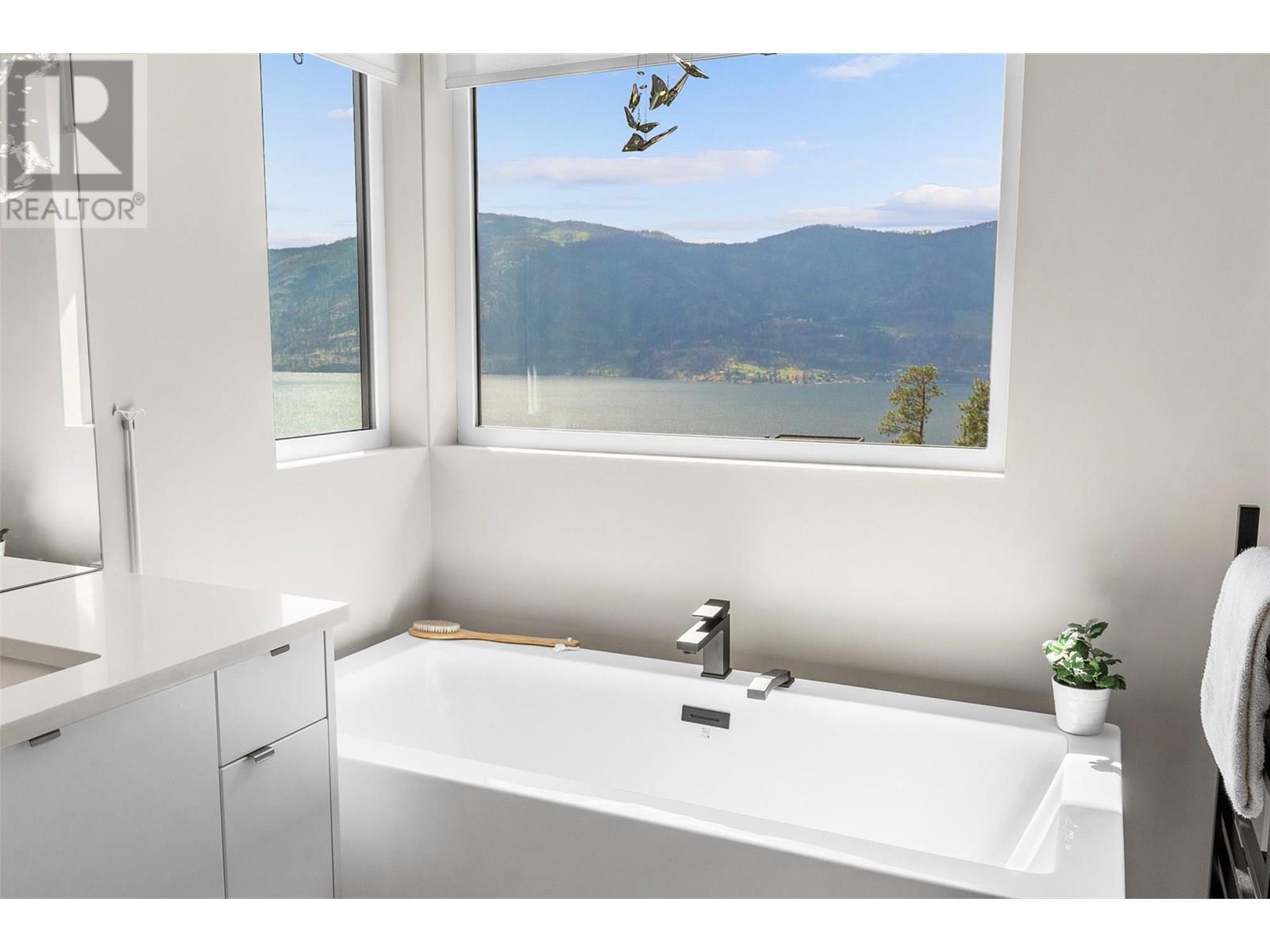 3645 Mckinley Beach Drive, Kelowna, BC - Indoor