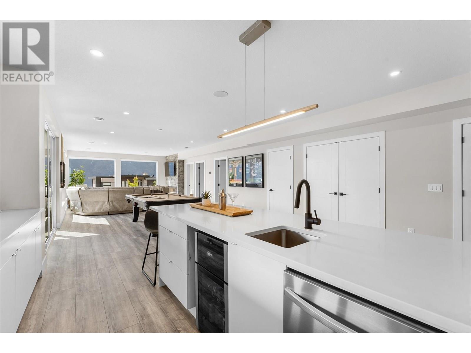 3645 Mckinley Beach Drive, Kelowna, BC - Indoor Photo Showing Kitchen With Upgraded Kitchen