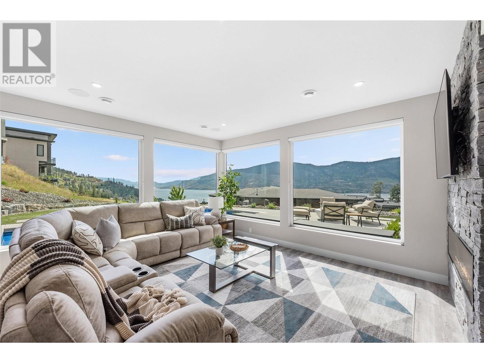 3645 Mckinley Beach Drive, Kelowna, BC - Indoor Photo Showing Living Room With Fireplace