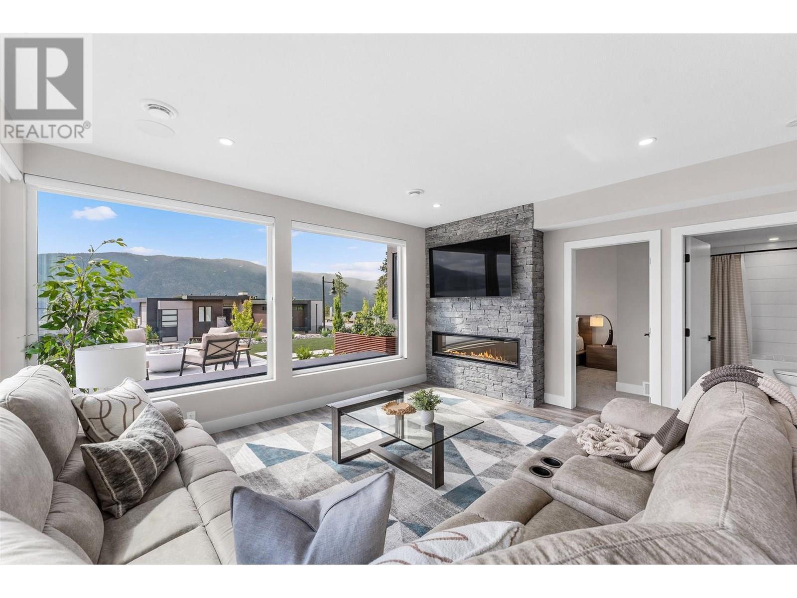 3645 Mckinley Beach Drive, Kelowna, BC - Indoor Photo Showing Living Room With Fireplace