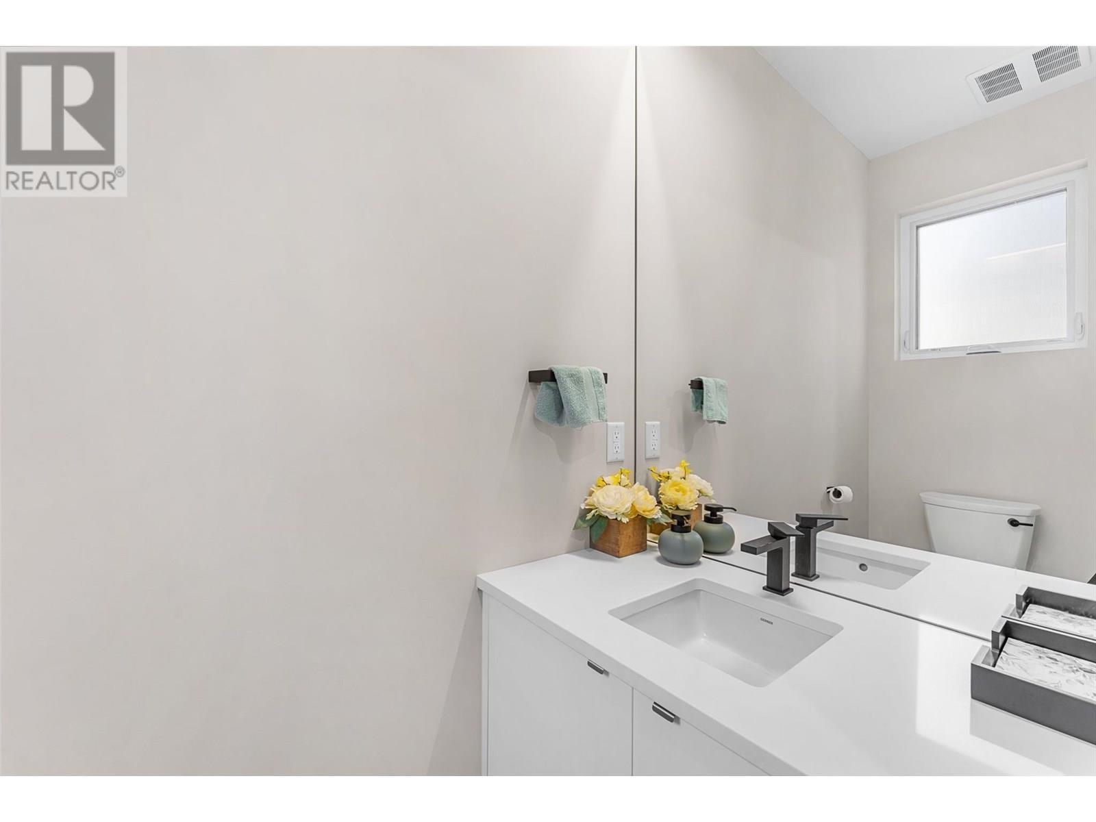 3645 Mckinley Beach Drive, Kelowna, BC - Indoor Photo Showing Bathroom